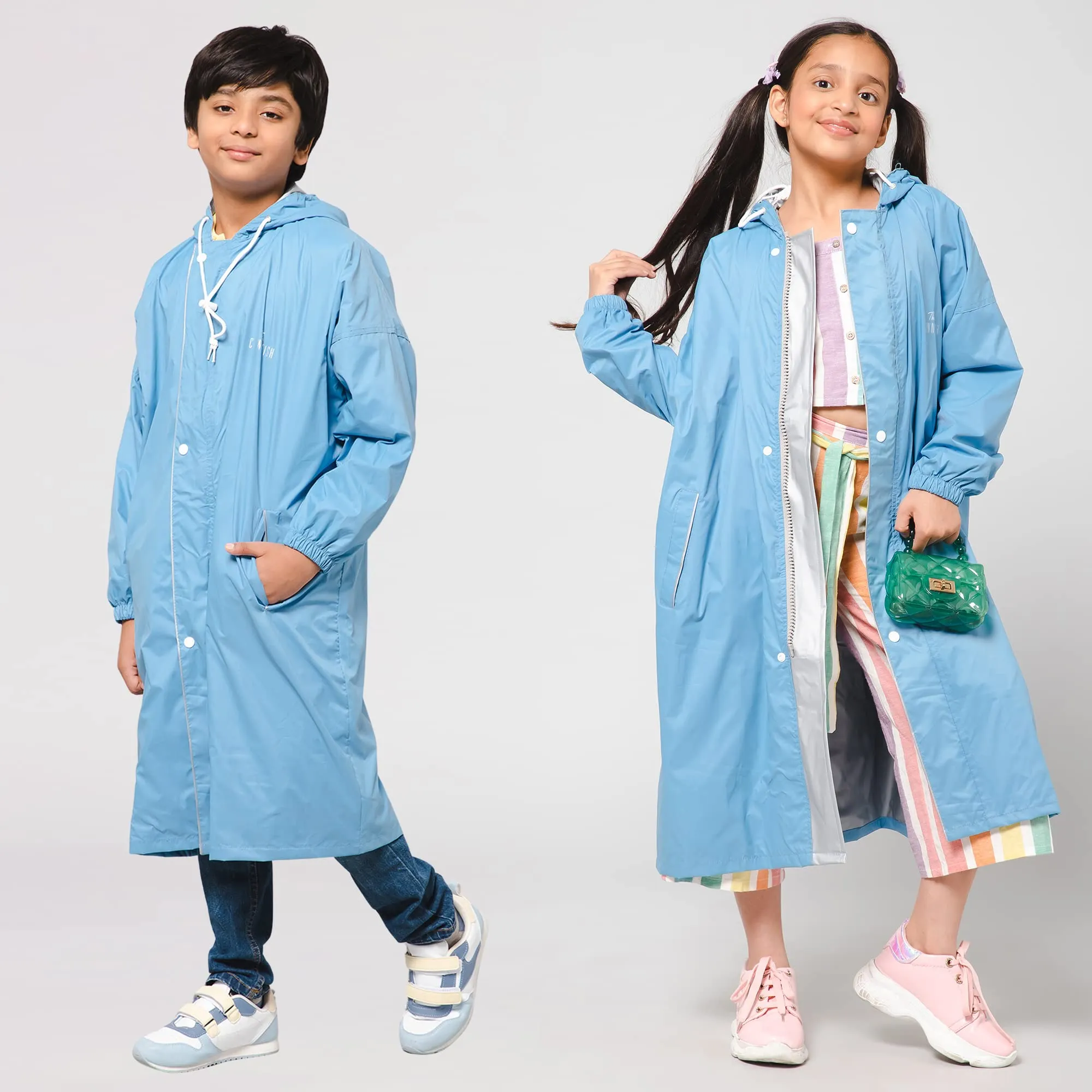 THE CLOWNFISH Cloud Chaser Series Kids Raincoat Waterproof Polyester Double Coating Reversible Longcoat with Hood and Reflector Logo at Back. Printed Plastic Pouch. Kid Age-9-10 years (Skyblue)