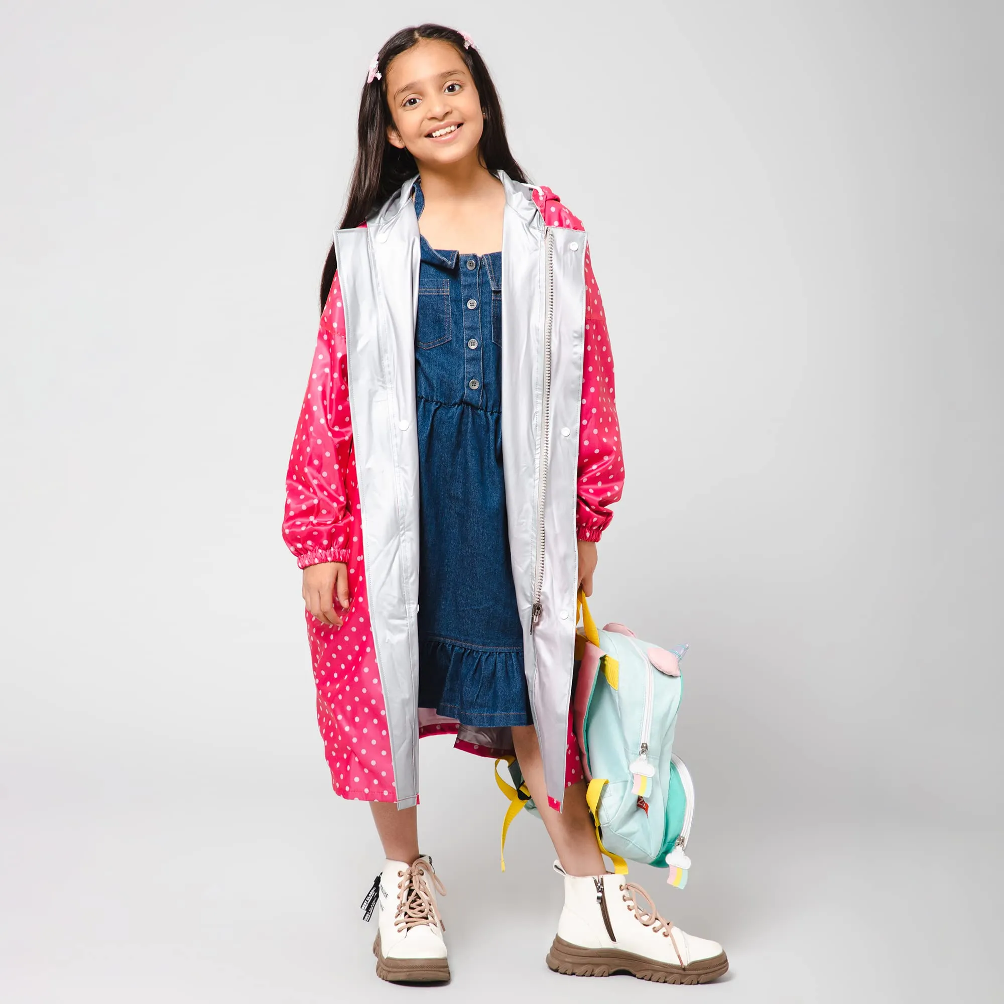 THE CLOWNFISH Drizzle Dot Series Kids Raincoat Waterproof Polyester Double Coating Reversible Longcoat with Hood and Reflector Logo at Back. Printed Plastic Pouch. Kid Age-5-6 years (Bubblegum Pink)